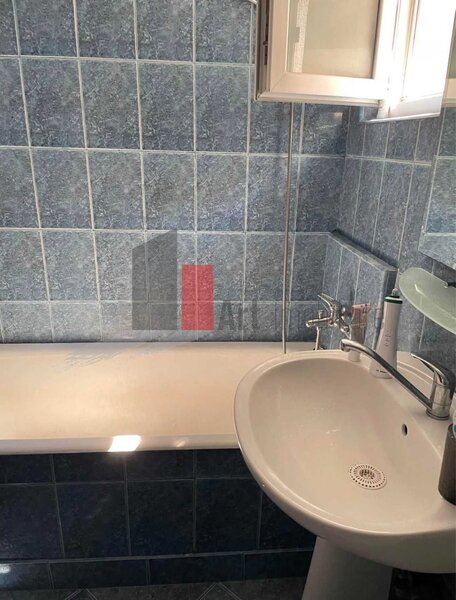 Inchiriez apartament 3 camere  si loc de parcare in zona Piata Gorjului